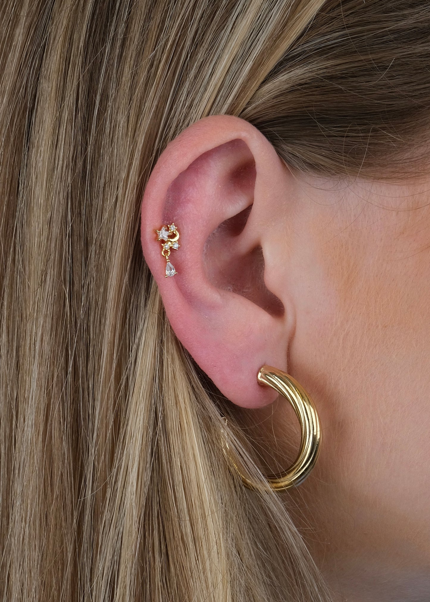 Clou d'oreille en forme de lune et d'étoile en cuivre et plaqué or