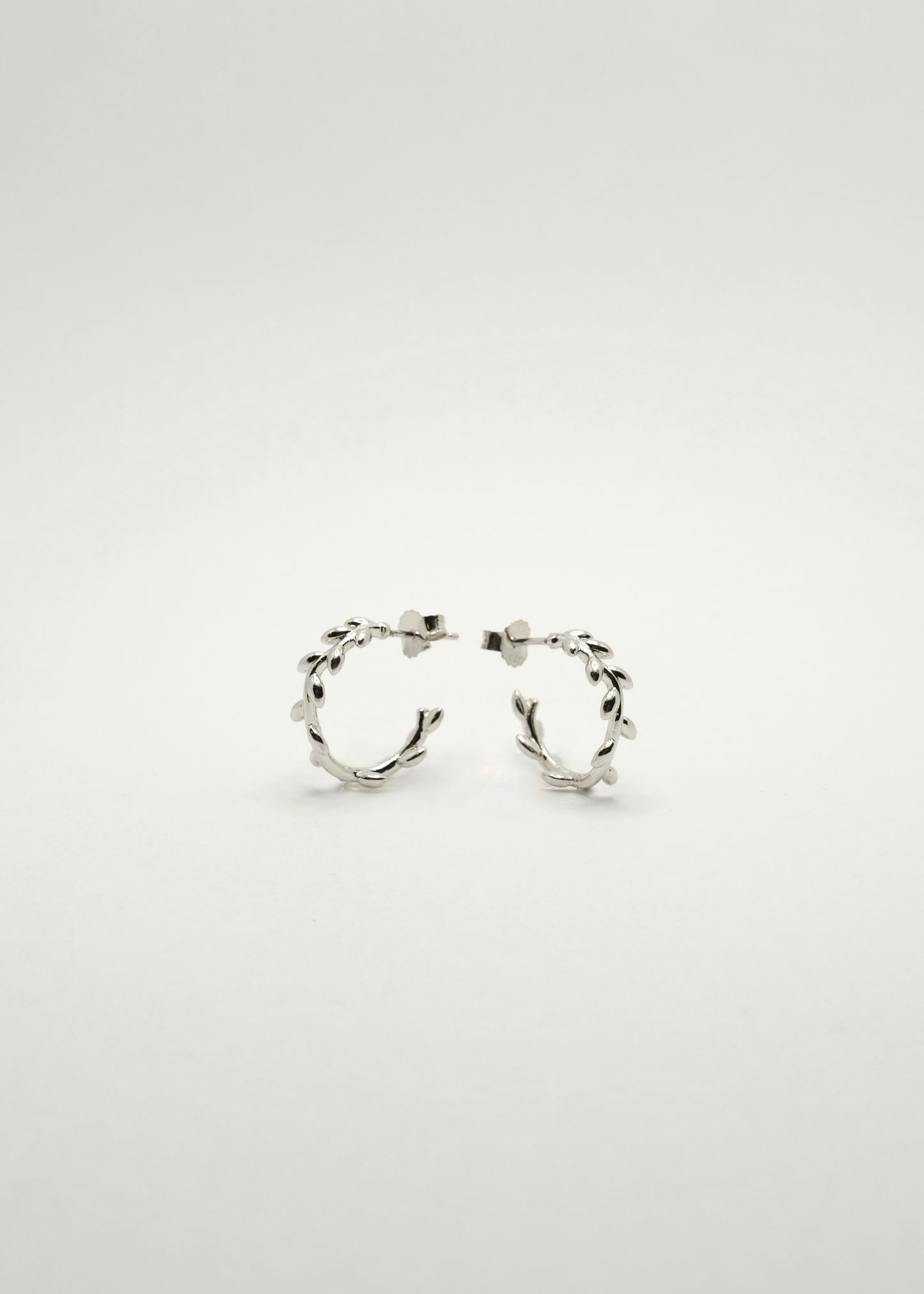 Boucles d'oreilles demi-anneaux feuille d'olivier en argent