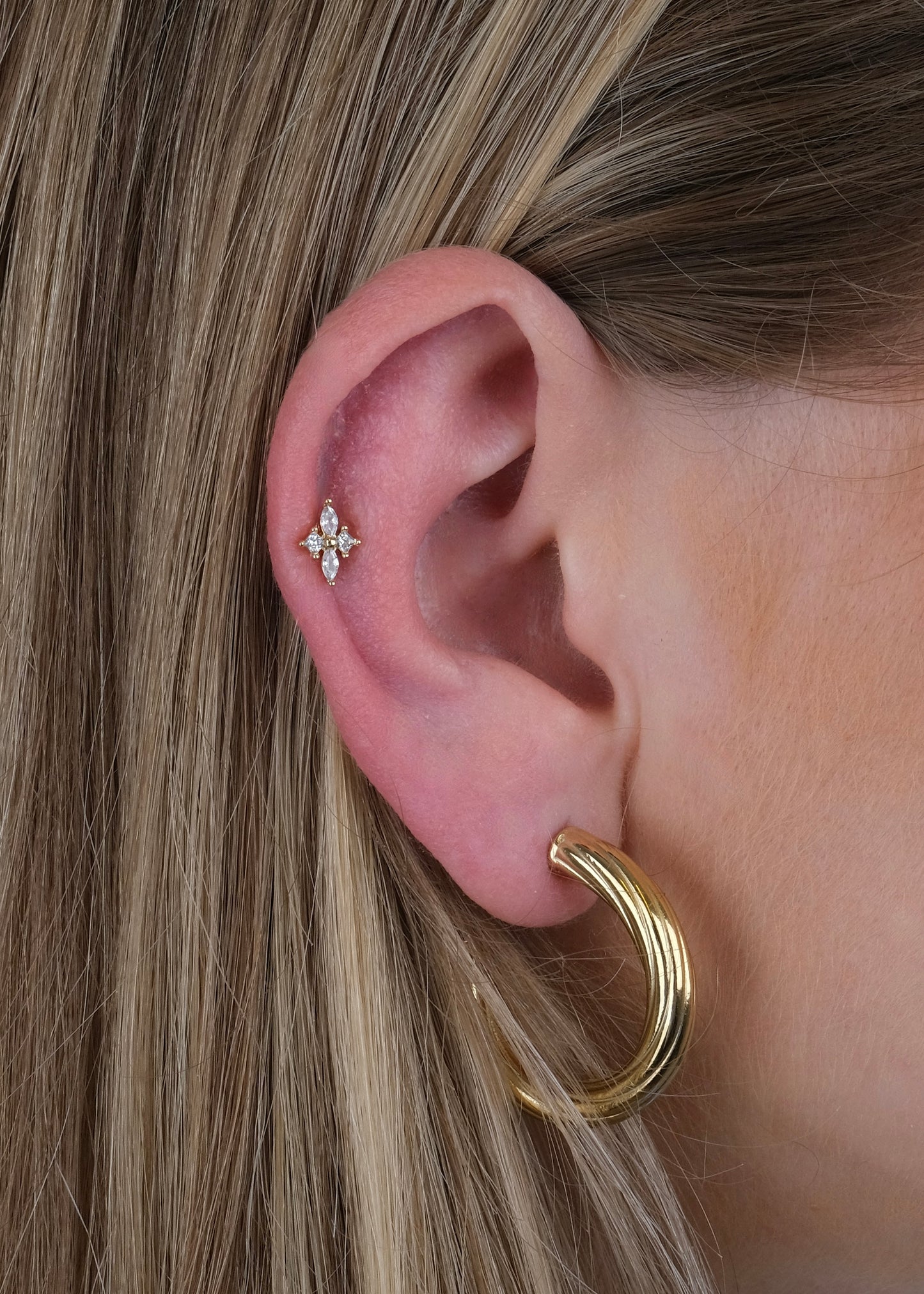 Clou d'oreille en petite fleur en cuivre et plaqué or
