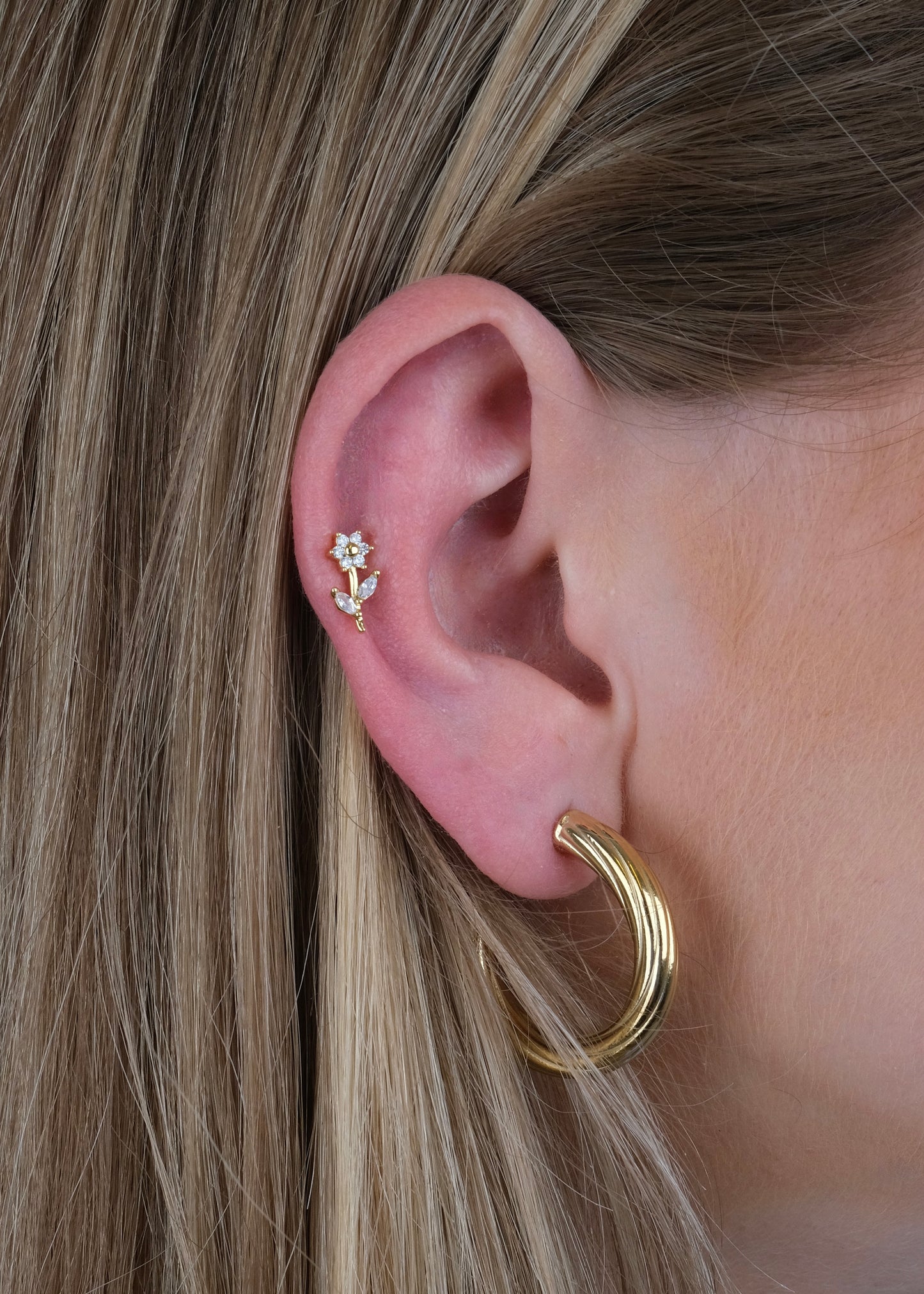 Clou d'oreille en forme de fleur avec tige en cuivre et plaqué or