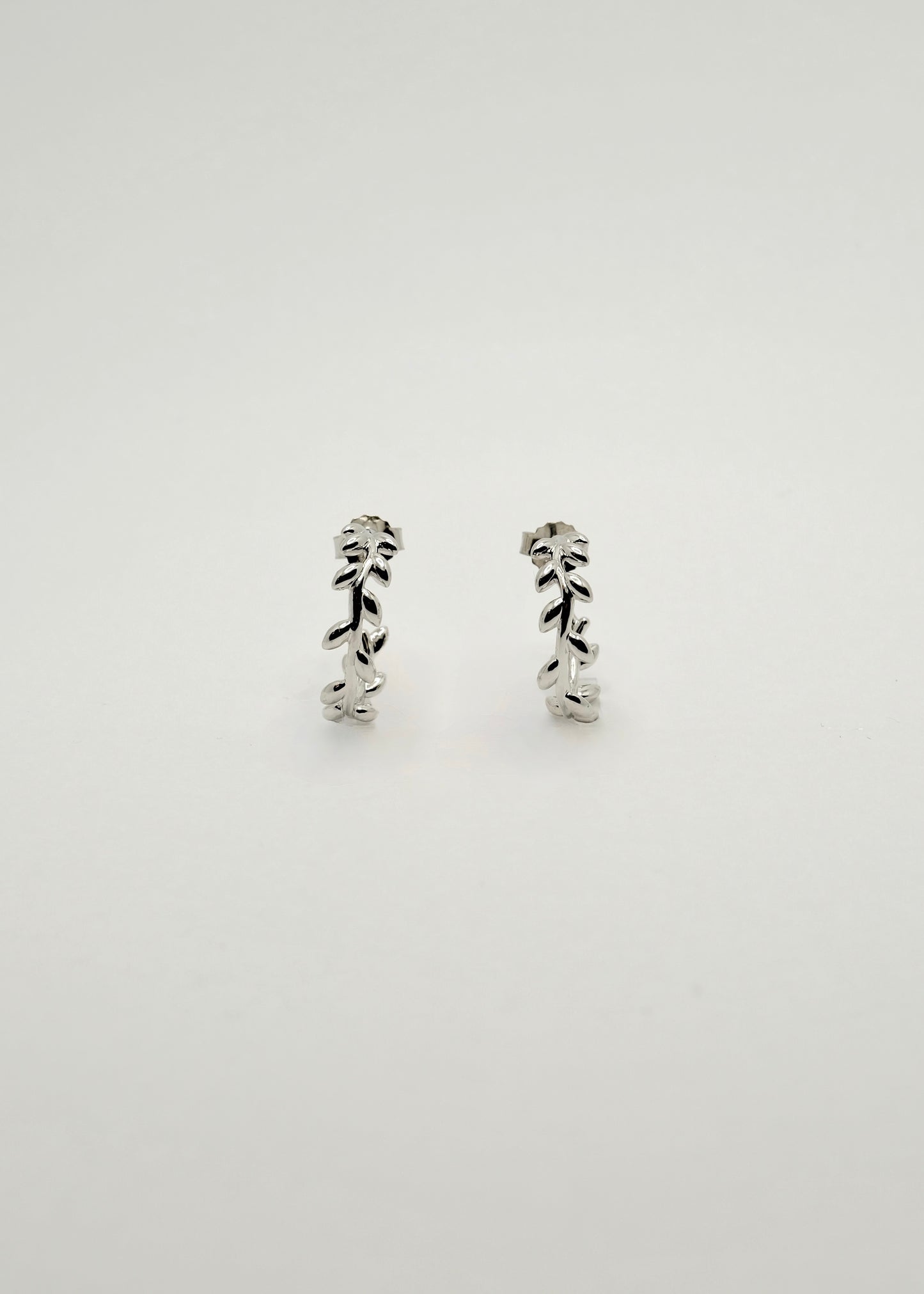 Boucles d'oreilles demi-anneaux feuille d'olivier en argent