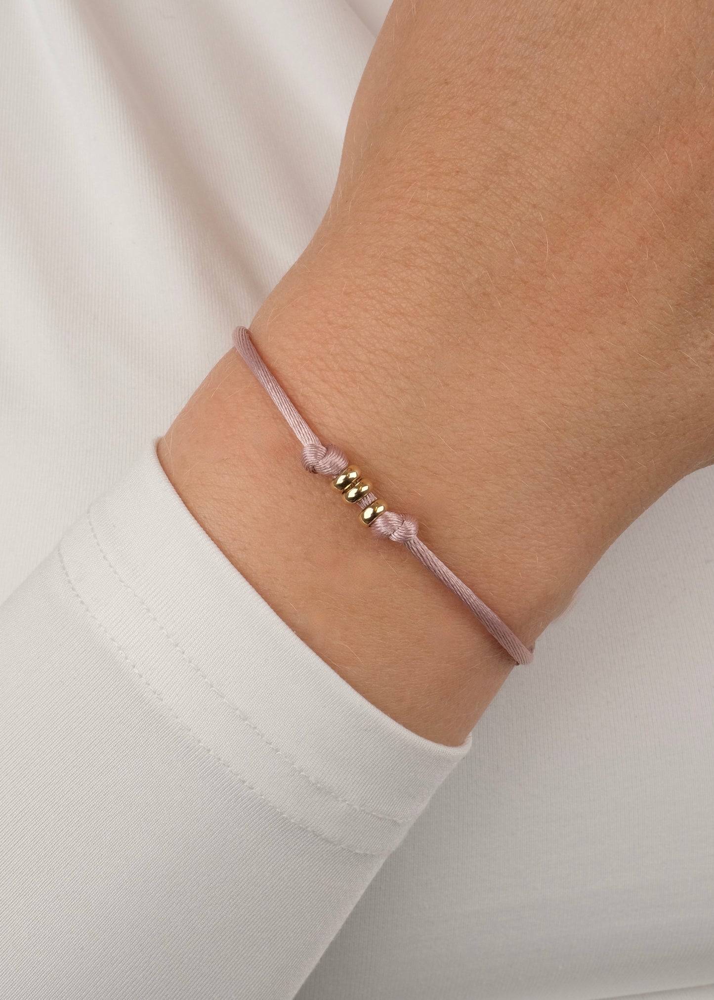 Bracelet sur cordon trois anneaux en or