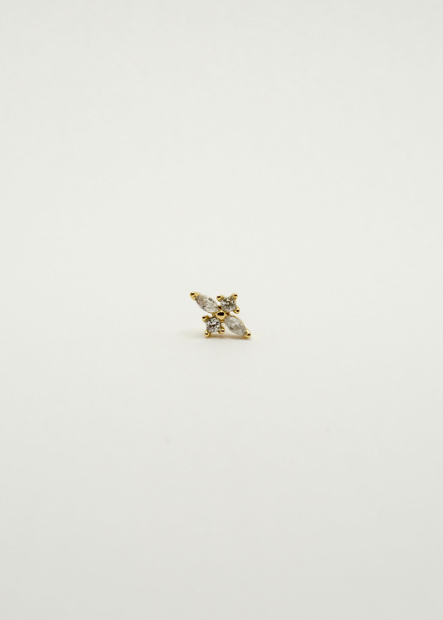 Clou d'oreille en petite fleur en cuivre et plaqué or