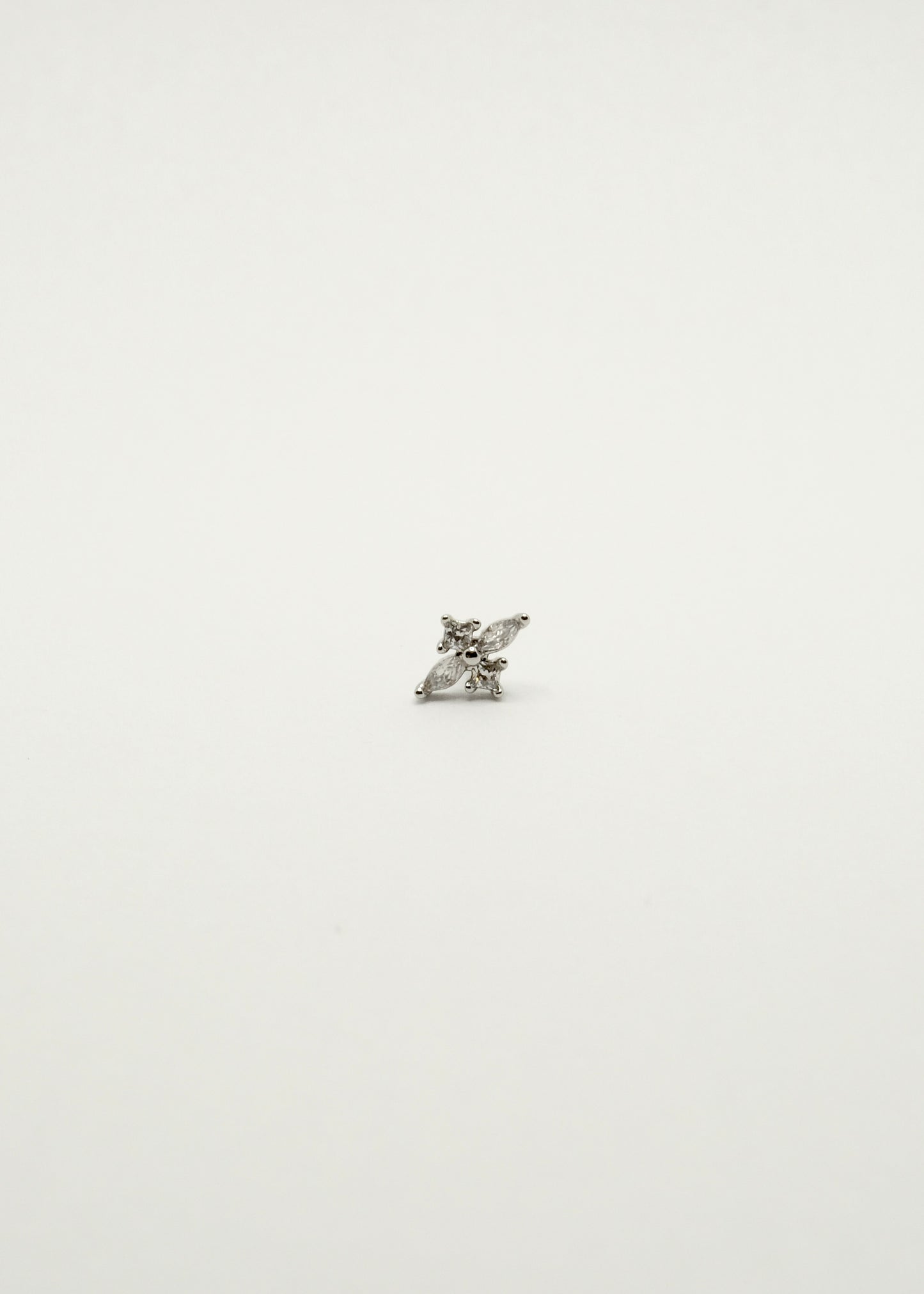 Clou d'oreille en petite fleur en cuivre et plaqué or