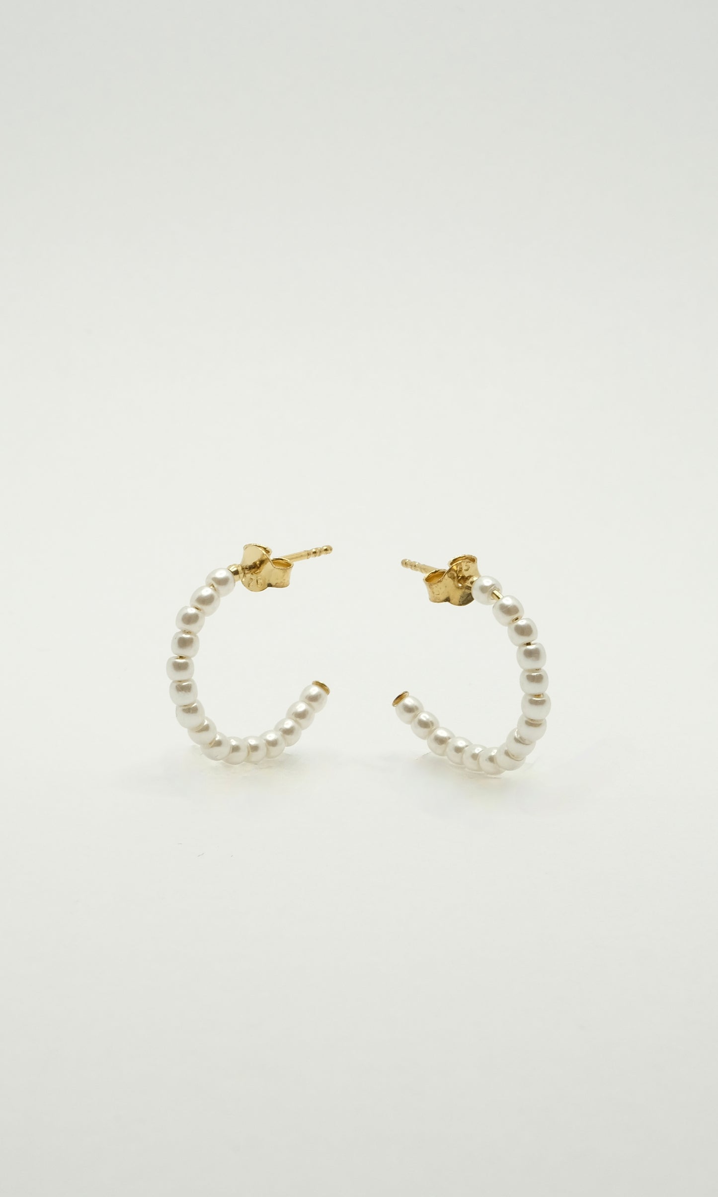 Créoles dorées avec perles en argent et plaqué or