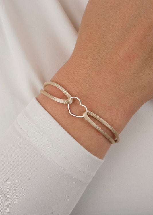 Bracelet sur cordon d'un délicat coeur en argent rhodié