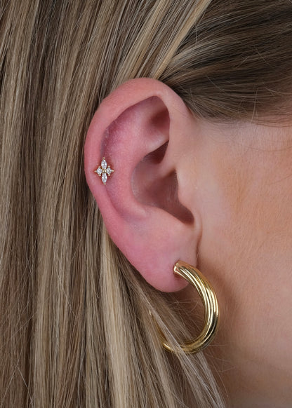 Clou d'oreille en petite fleur en cuivre et plaqué or