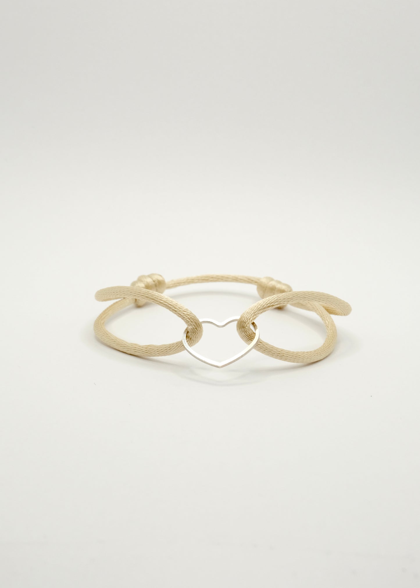 Bracelet sur cordon d'un délicat coeur en argent rhodié