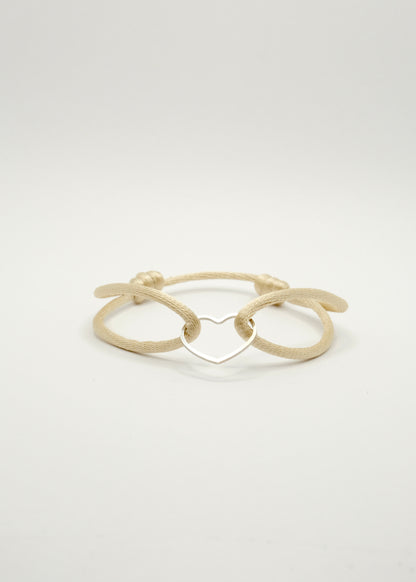 Bracelet sur cordon d'un délicat coeur en argent rhodié